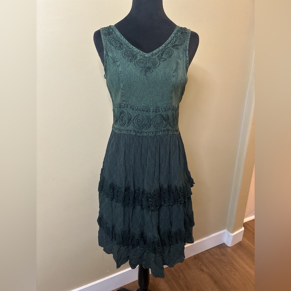 Kirat Sleeveless Dark Green Embroidered Midi Dress